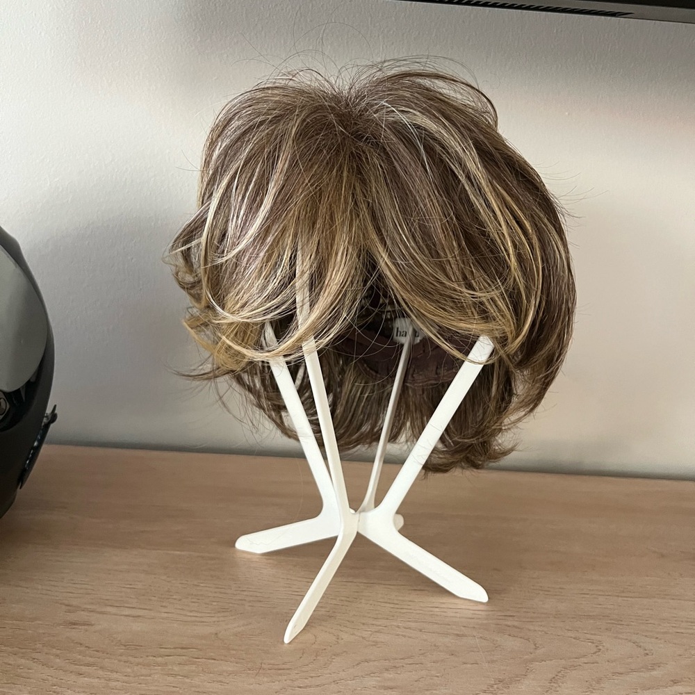 Women’s Short Layered Wig in Light Brown with Blonde Highlights